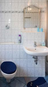 奔驰Holiday home in Benz/Insel Usedom 36664的白色的浴室设有水槽和卫生间。
