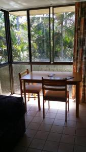 雷德克利夫巴灵佳住宿加早餐旅馆的窗户客房内的桌椅