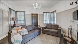 滕特菲尔德“唐纳利之家”度假屋的客厅配有沙发和椅子
