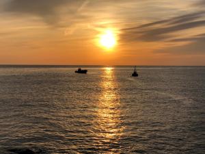 东伊豆町Izu Shirada Villa 伊豆白田家的日落时分在海洋中的两艘船