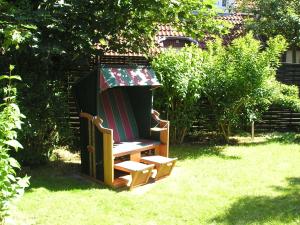 朗格奥Pension Friedrich Voss的坐在院子的草地上的木椅