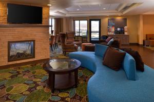 波卡特洛波卡特洛智选假日酒店的客厅设有蓝色的沙发和壁炉
