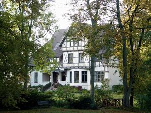 卑尔根库比扣旅馆的前面有树木的白色房子