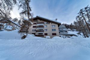 圣莫里茨Chesa Aruons 21 - St. Moritz的积雪中积雪的建筑物