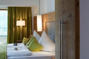 伊施格尔加尼芬巴酒店的一间卧室配有带枕头的床