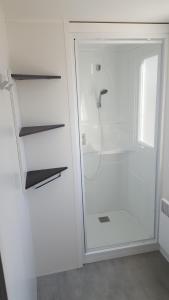 圣让-德蒙MH 149 4 pers camping Bois Dormant confort et détente的浴室内带玻璃门的白色淋浴