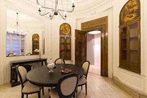 巴塞罗那加泰罗尼亚依扎拉广场住宿加早餐旅馆的一间用餐室,配有黑色的桌子和椅子