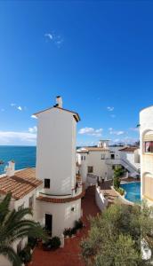 锡切斯Loft espectacular vista al mar的享有白色建筑和大海的景色
