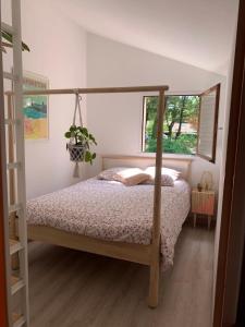塞尼奥斯Les chevreuils的一间卧室配有双层床和窗户。