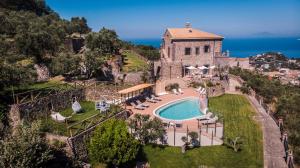 马萨鲁布朗斯Agriresort Villa Edera的享有带游泳池的房屋的空中景致