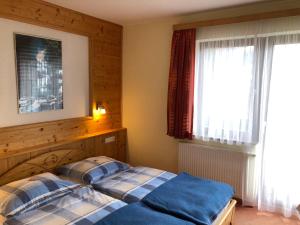 斯拉德明Ferienwohnung Staltner的一间卧室设有一张床和一个窗口