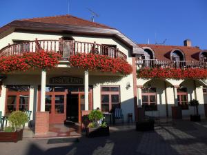 什图罗沃圣弗洛蓝什图罗沃酒店的一座建筑,设有两个阳台,上面有红色的鲜花