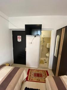 雅西Casa Mărguța的客房设有两张床和通往浴室的门。