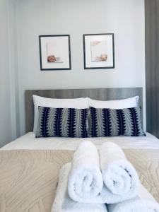 科扎尼Xenia_Apartments A5的一间卧室配有带毛巾的床