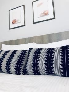 科扎尼Xenia_Apartments A5的一张带蓝色和白色枕头的床