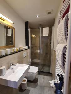 波鸿Hotel Aleo的浴室配有卫生间、盥洗盆和淋浴。