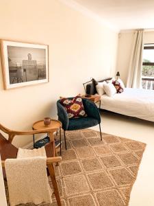 圣弗朗西斯湾Luxury Home with Stunning Views and Solar Power的客厅配有床和沙发