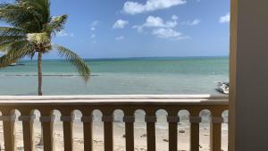 坎昆All Ritmo by Andiani Travel的阳台享有海滩美景。