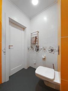 利沃夫Antresol的浴室设有白色卫生间和白色门。