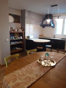马德里德霍斯Posada del Herrero的厨房以及带木桌的用餐室。