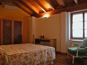埃尔希耶戈La cueva的卧室配有床、椅子和窗户。