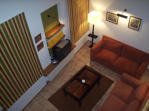 埃尔希耶戈La cueva的客厅配有沙发和桌子