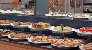 西尔米奥奈马可尼酒店的展示着许多不同类型的糕点的面包店
