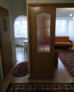 特鲁斯卡韦茨Затишна 1 кімнатна квартира Трускавець的通往带客厅的房间的开放式门