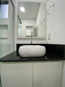 约恩维利MaxLoft - Apto novo Smart Tv, lavanderia的浴室设有白色水槽和镜子