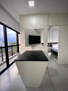 约恩维利MaxLoft - Apto novo Smart Tv, lavanderia的一间带桌子和电视的用餐室