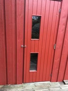 马斯特兰德Marstrand的红色谷仓门上的两扇窗户