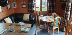 维尔Lake Dathee Lodge的一间带桌椅和沙发的用餐室