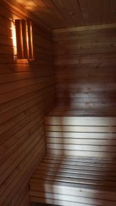 Kappelshamn诺尔湾格斯图格尔旅馆的一间空的木制桑拿房,里面光线充足