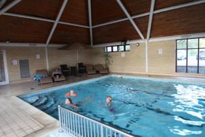 克罗默林克斯乡村公园酒店的一群人在游泳池里