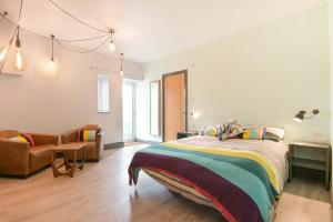 锡豪西斯Farne Island Bed and Breakfast的一间卧室设有一张床和一间客厅。