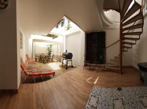 卡塔赫纳Casa en cartagena con jacuzzi的客厅设有楼梯和桌椅