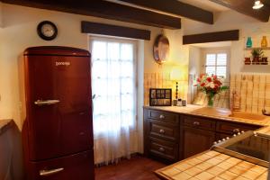 贝纳克和卡泽纳克La Petite Maison的厨房配有冰箱和窗户。