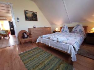 鲍洛通凯赖斯图尔Apartment in Balatonkeresztur 26302的一间卧室配有一张大床,上面有泰迪熊