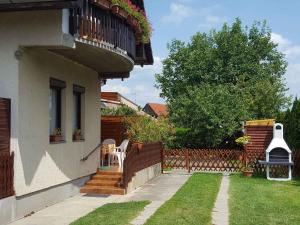 鲍洛通凯赖斯图尔Apartment in Balatonkeresztur 26302的相册照片