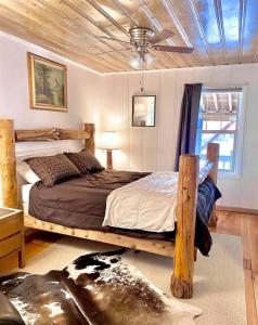 切马尔特Dawson House Lodge的一间卧室配有一张木床