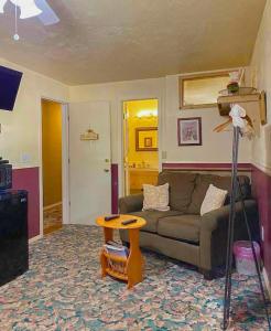 切马尔特Dawson House Lodge的客厅配有沙发和桌子