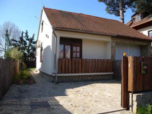 鲍洛通凯赖斯图尔Holiday Homes in Balatonmariafürdo 19438的白色的小房子,设有木栅栏