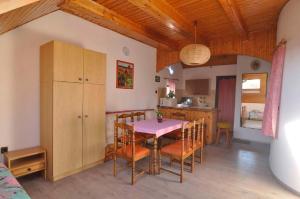 鲍洛通维拉戈什Apartment in Balatonvilagos 35847的厨房以及带桌椅的用餐室。