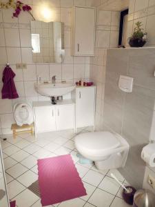 SehlenApartment in Sehlen/Insel Rügen 34682的浴室配有白色卫生间和盥洗盆。