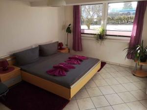 SehlenApartment in Sehlen/Insel Rügen 34682的一间卧室配有一张带紫色枕头的床