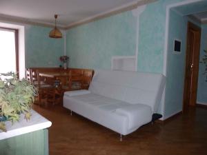 FiavèApartment in Fiavè 24164的客厅配有白色的沙发和桌子