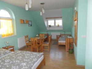 大瓦若尼Holiday home Nagyvazsony/Balaton 20231的一间带桌子的房间和一间用餐室