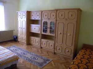 鲍洛通费尼韦什Holiday home in Balatonfenyves 18432的一间卧室配有木制橱柜和一张床