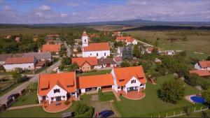 大瓦若尼Holiday home Nagyvazsony/Balaton 20231的享有带橙色屋顶的大房子的空中景致