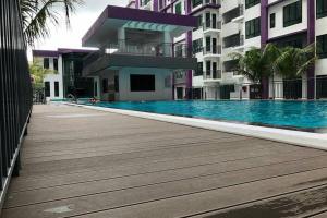 艾尔克如KNM Homestay Melaka的大楼中央的大型游泳池